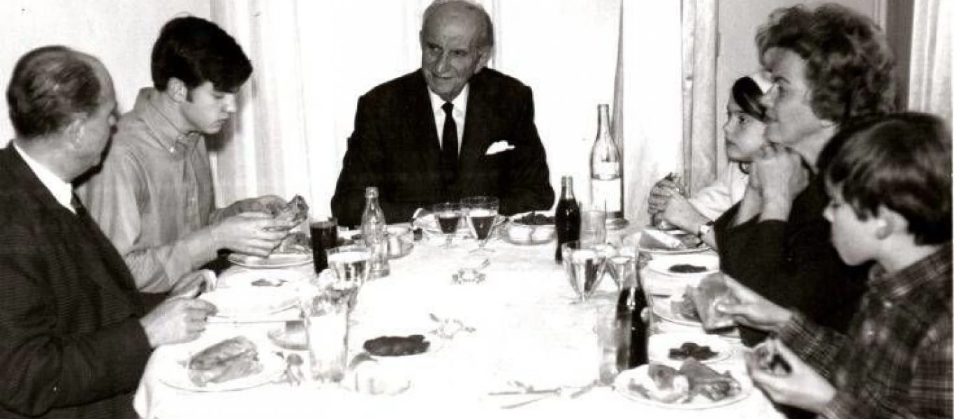 Γεώργιος, Ανδρέας, Γιώργος, Σοφία, Αντρίκος και Μαργαρίτα Παπανδρέου τρώνε… σουβλάκια